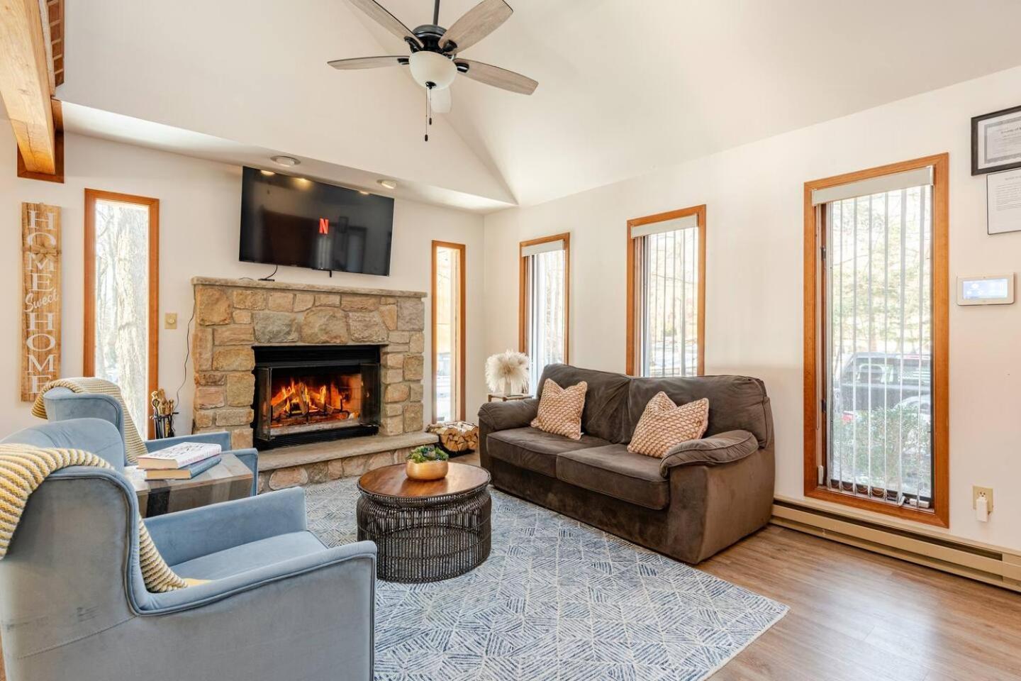 Cozy Cabin At Poconos With Hot Tub And Fire Pit Ийст Страудсбърг Екстериор снимка